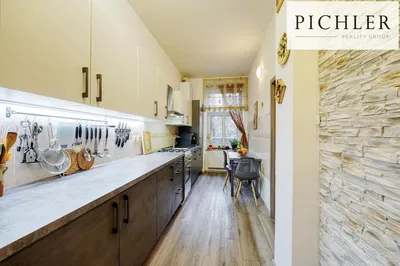 Keuken; keukenapparatuur, houten vloer, natuurlijk licht, moderne stijl