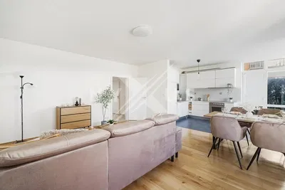 Хол; дървен под, естествена светлина, модерен стил, високи тавани