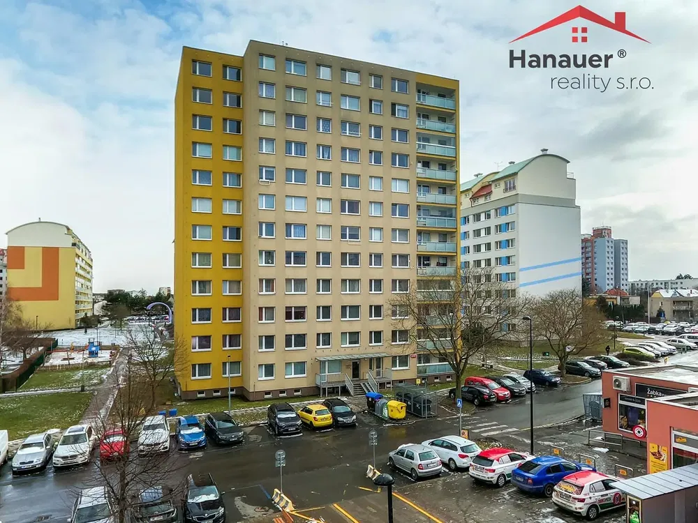 Кухня; кухненски уреди, дървен под, естествена светлина, модерен стил