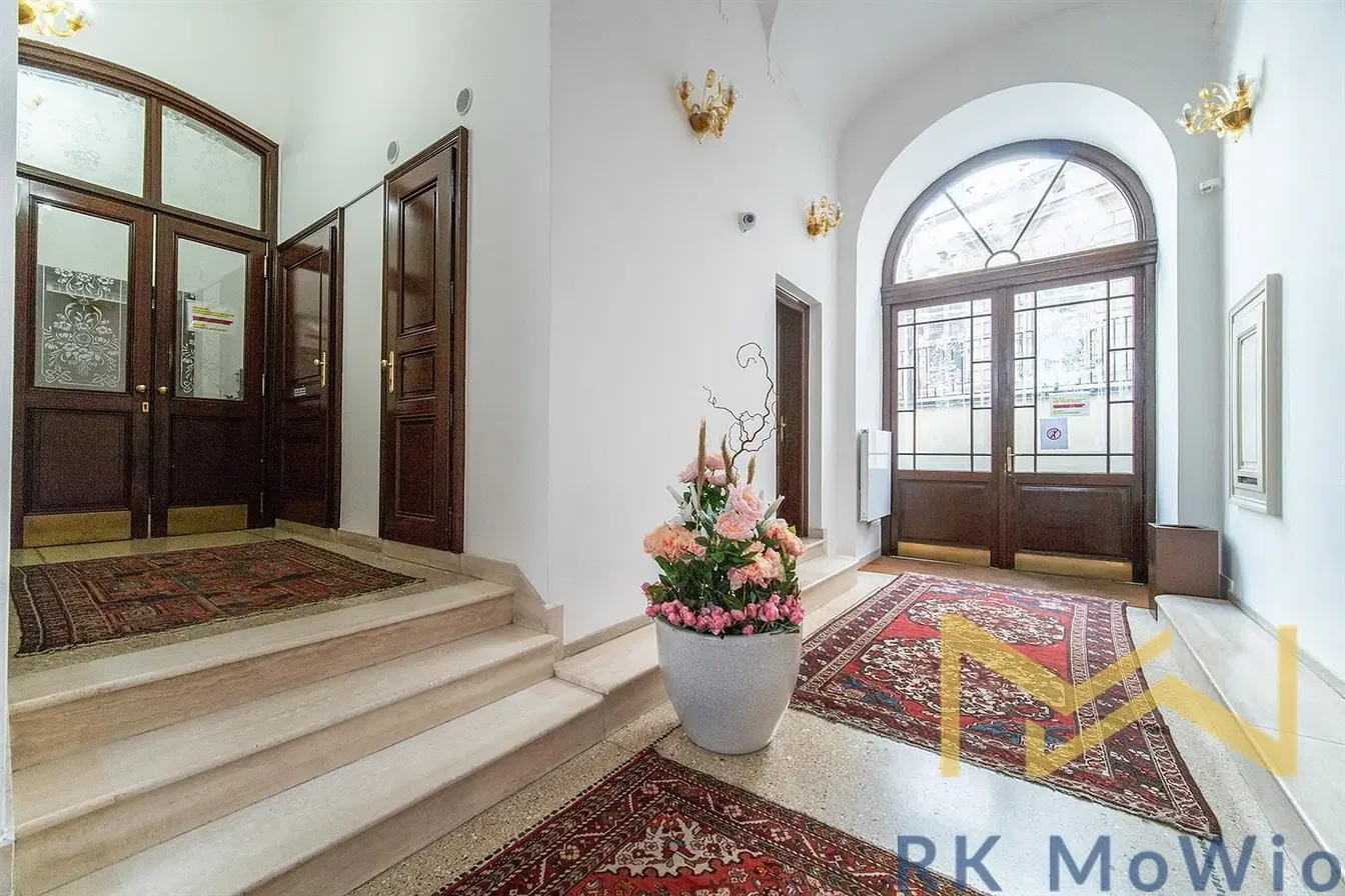 Living room; wood floor, natural light, modern style