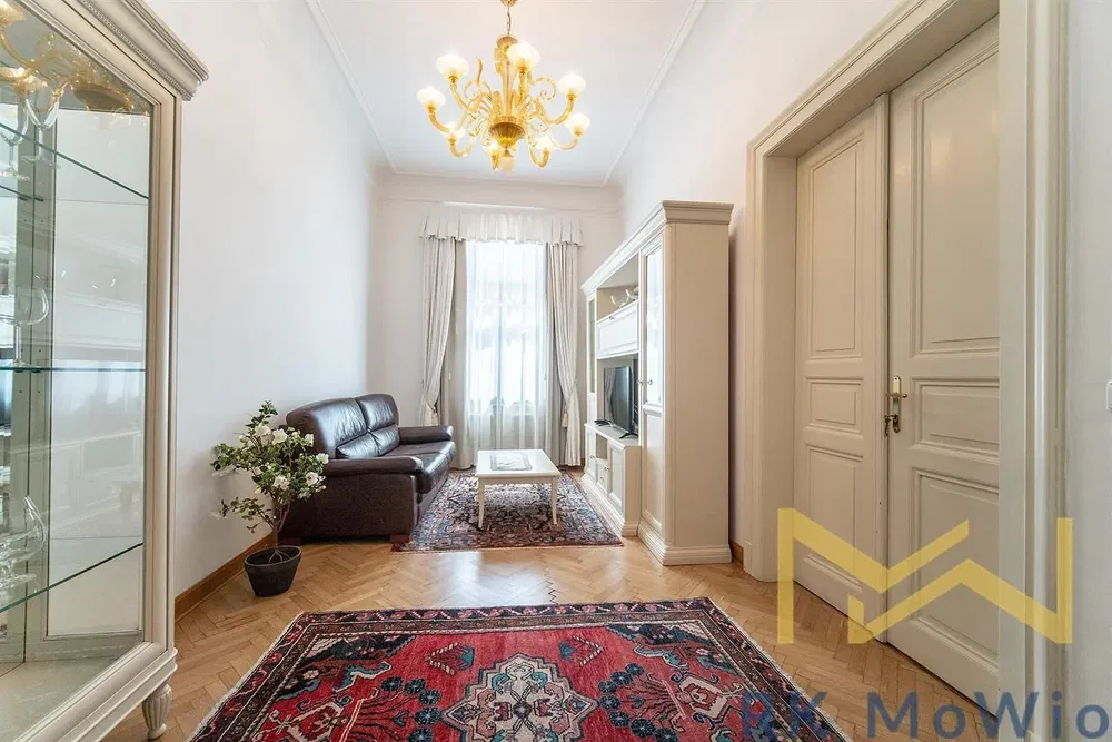 Living room; wood floor, natural light, modern style
