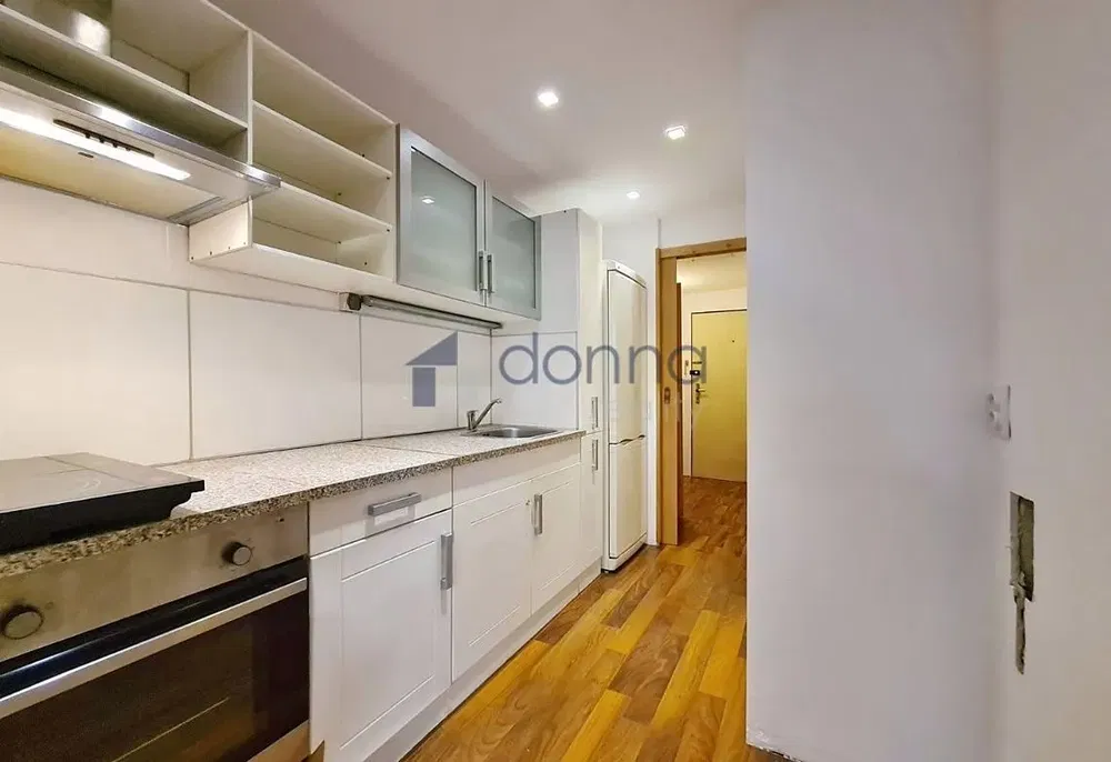 Кухня; кухненски уреди, дървен под, естествена светлина, модерен стил