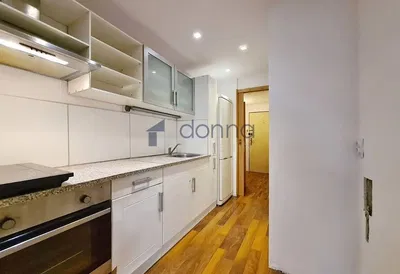 Кухня; кухненски уреди, дървен под, естествена светлина, модерен стил