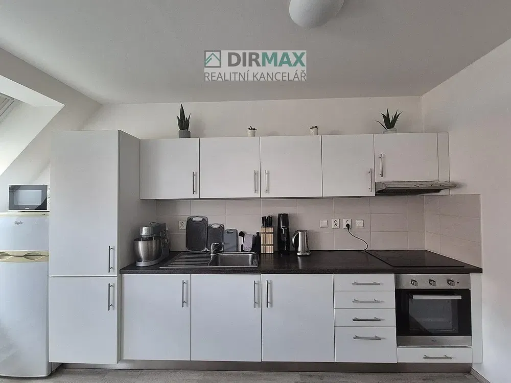 Хол; дървен под, естествена светлина, модерен стил