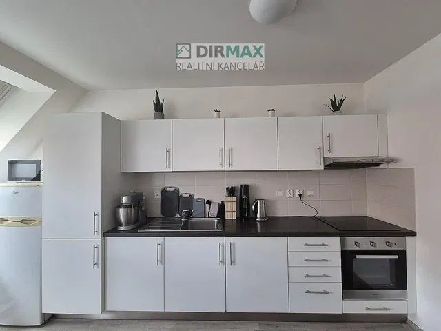 Хол; дървен под, естествена светлина, модерен стил