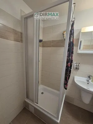 Кухня; кухненски уреди, дървен под, естествена светлина, модерен стил