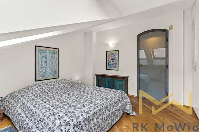 Хол; дървен под, естествена светлина, модерен стил