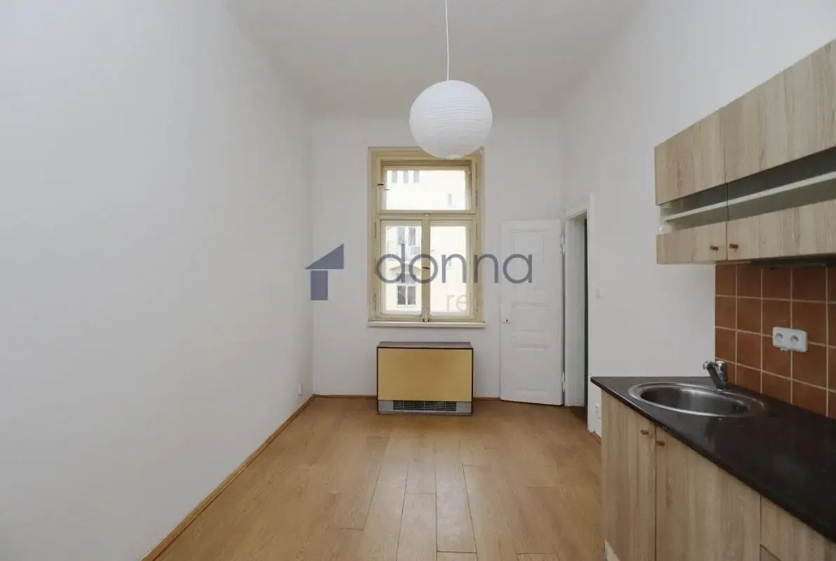 Keuken; keukenapparatuur, houten vloer, natuurlijk licht, moderne stijl