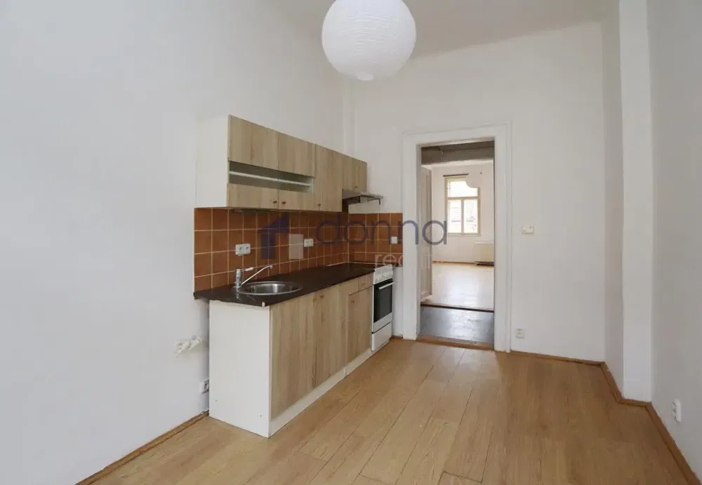 Keuken; keukenapparatuur, houten vloer, natuurlijk licht, moderne stijl