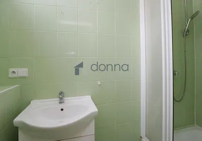 Woonkamer; houten vloer, natuurlijk licht, moderne stijl