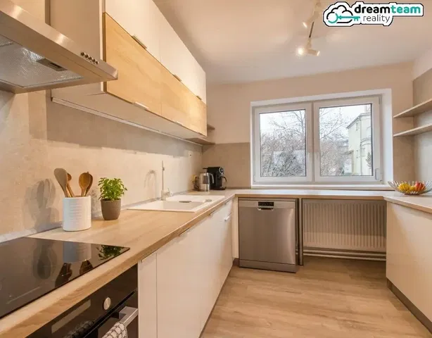 Cocina; electrodomésticos, suelo de madera, luz natural, estilo moderno