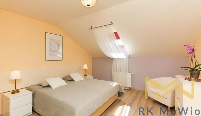 Salon; podłoga drewniana, światło dzienne, styl nowoczesny