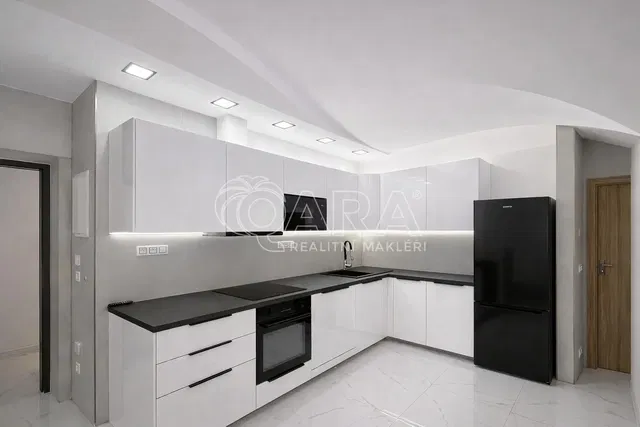 Κουζίνα; συσκευές κουζίνας, ξύλινο πάτωμα, φυσικό φως, μοντέρνο στυλ