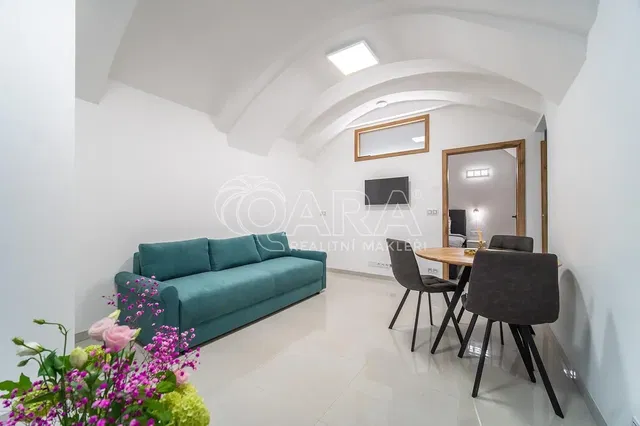 Σαλόνι; ξύλινο πάτωμα, φυσικό φως, μοντέρνο στυλ