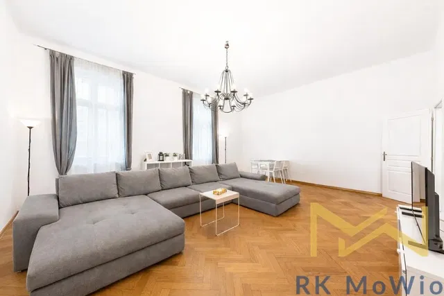 Wohnzimmer; holzboden, tageslicht, moderner stil, hohe decken