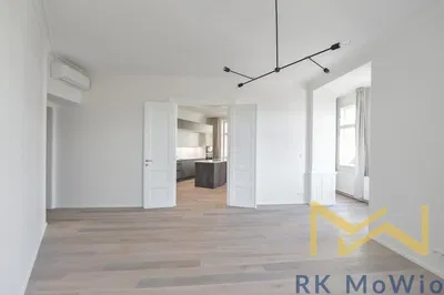 Dnevna soba; drveni pod, prirodno svjetlo, moderni stil