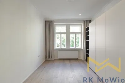 Kuhinja; kuhinjski aparati, drveni pod, prirodno svjetlo, moderni stil