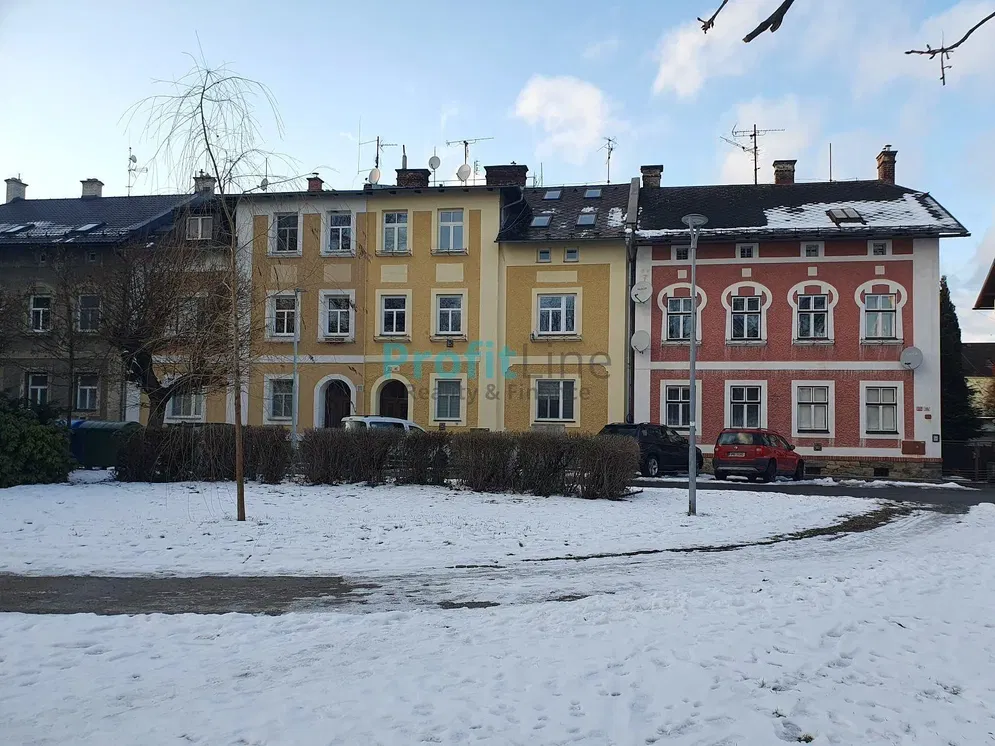 Obývací pokoj; dřevěná podlaha, přirozené světlo, moderní styl