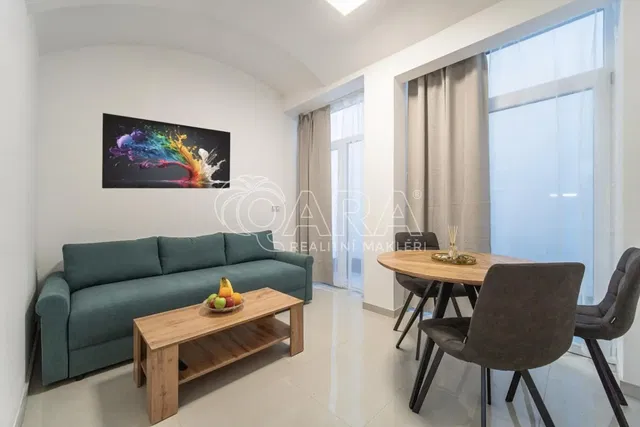 Κουζίνα; συσκευές κουζίνας, ξύλινο πάτωμα, φυσικό φως, μοντέρνο στυλ