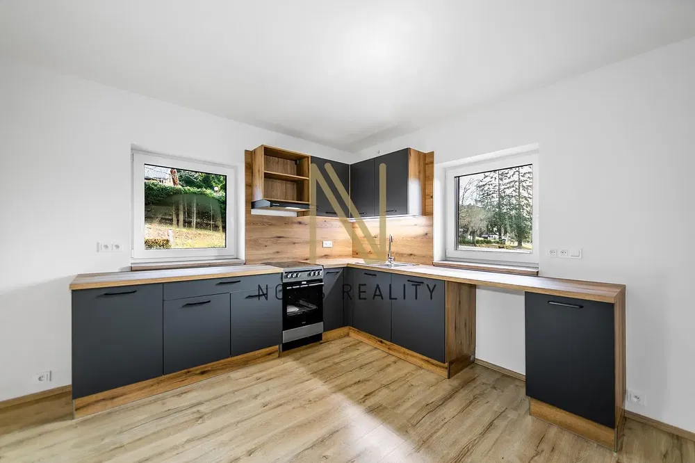 Wohnzimmer; holzboden, tageslicht, moderner stil, hohe decken