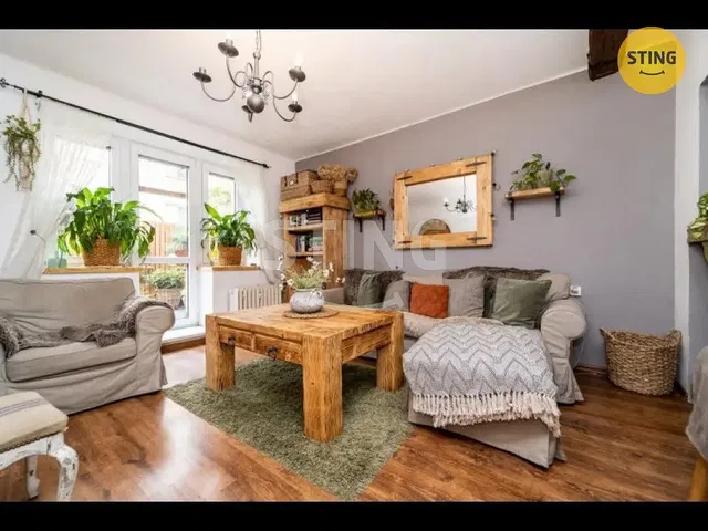 Living room; wood floor, natural light, modern style, high ceiling