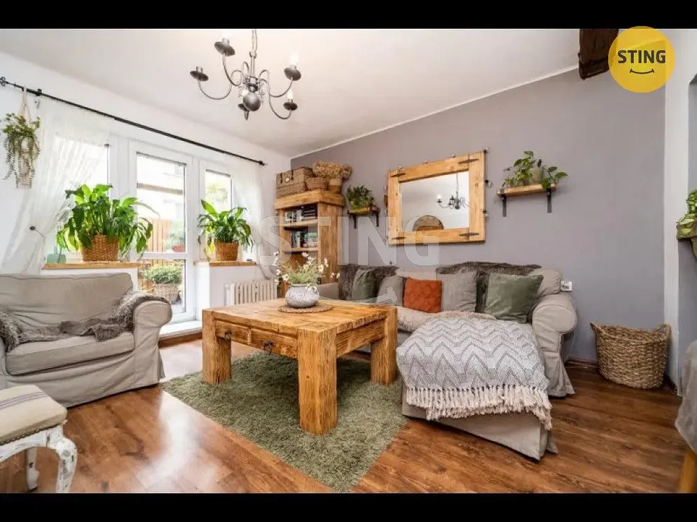 Living room; wood floor, natural light, modern style, high ceiling