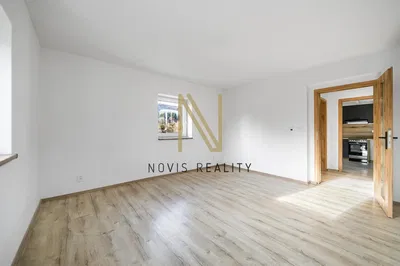 Wohnzimmer; holzboden, tageslicht, moderner stil