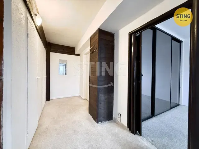 Cucina; elettrodomestici, pavimento in legno, luce naturale, stile moderno