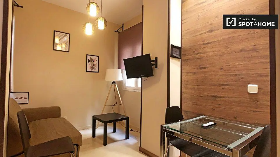 Кухня; кухненски уреди, дървен под, естествена светлина, модерен стил