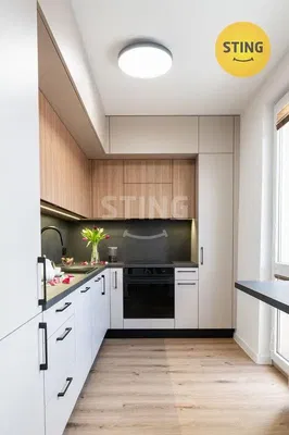 Кухня; кухненски уреди, дървен под, естествена светлина, модерен стил