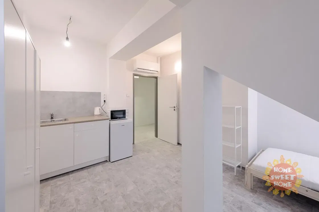 Хол; дървен под, естествена светлина, модерен стил