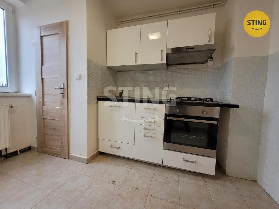 Obývací pokoj; dřevěná podlaha, přirozené světlo, moderní styl, vysoké stropy