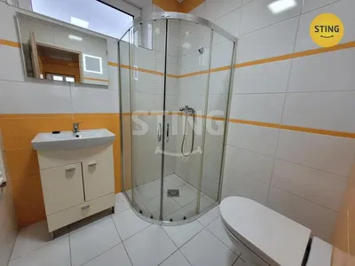 Kuchyně; kuchyňské spotřebiče, dřevěná podlaha, přirozené světlo, moderní styl