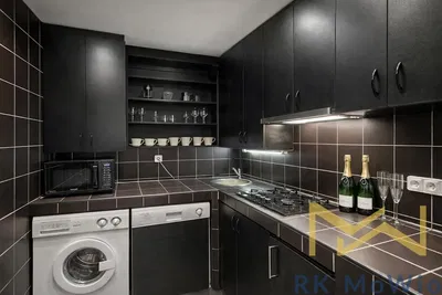 Хол; дървен под, естествена светлина, модерен стил