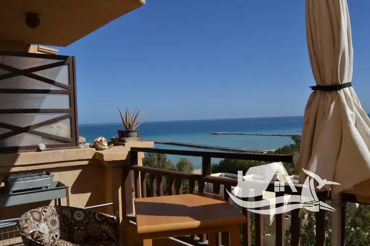 Oturma odası; ahşap zemin, doğal ışık, modern stil