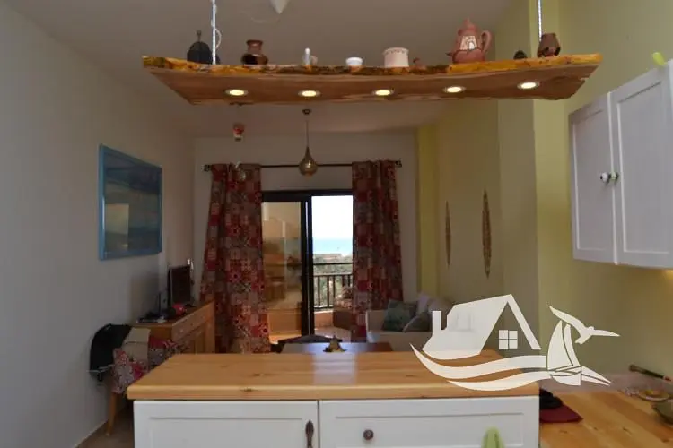 Mutfak; mutfak aletleri, ahşap zemin, doğal ışık, modern stil