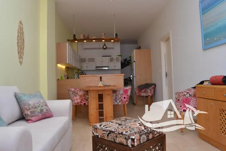 Oturma odası; ahşap zemin, doğal ışık, modern stil