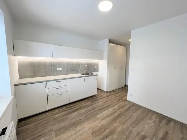 Obývací pokoj; dřevěná podlaha, přirozené světlo, moderní styl