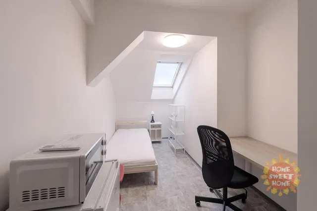 Кухня; кухненски уреди, дървен под, естествена светлина, модерен стил