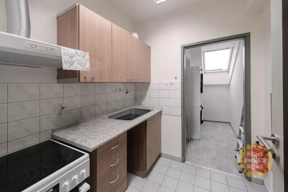 Кухня; кухненски уреди, дървен под, естествена светлина, модерен стил