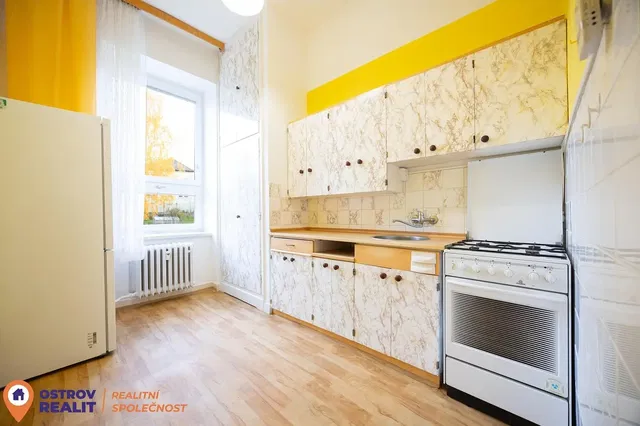 Хол; дървен под, естествена светлина, модерен стил