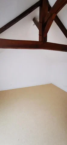 Kuhinja; kuhinjski aparati, lesena tla, naravna svetloba, sodoben slog