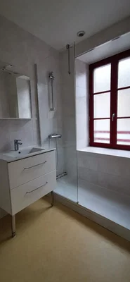 Mutfak; mutfak aletleri, ahşap zemin, doğal ışık, modern stil