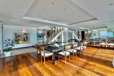 Keuken; keukenapparatuur, houten vloer, natuurlijk licht, moderne stijl