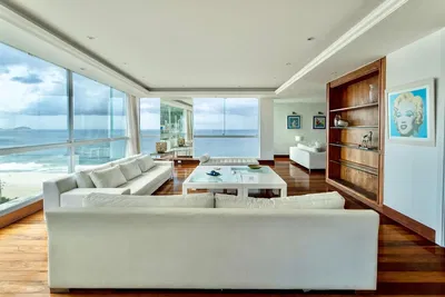 Woonkamer; houten vloer, natuurlijk licht, moderne stijl