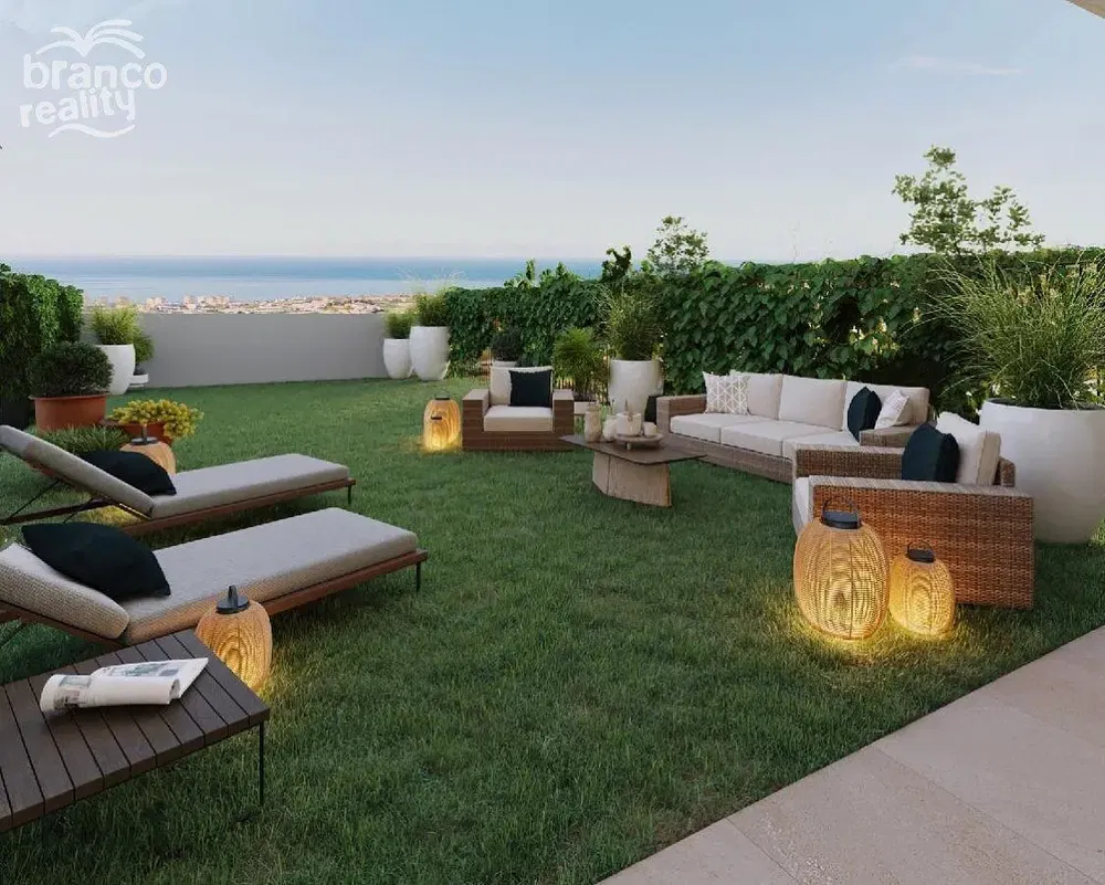 Kuchyně; kuchyňské spotřebiče, dřevěná podlaha, přirozené světlo, moderní styl