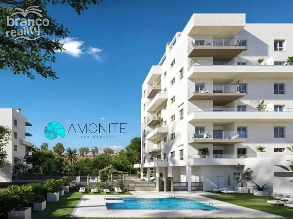 Kuchyně; kuchyňské spotřebiče, dřevěná podlaha, přirozené světlo, moderní styl