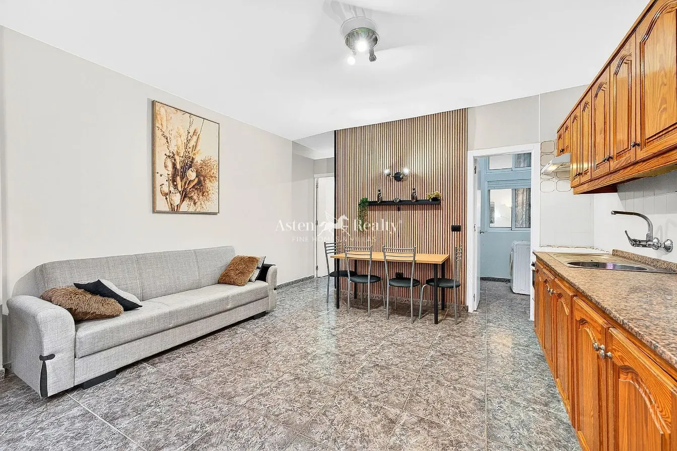 Kuchyňa; kuchynské spotrebiče, drevená podlaha, prirodzené svetlo, moderný štýl