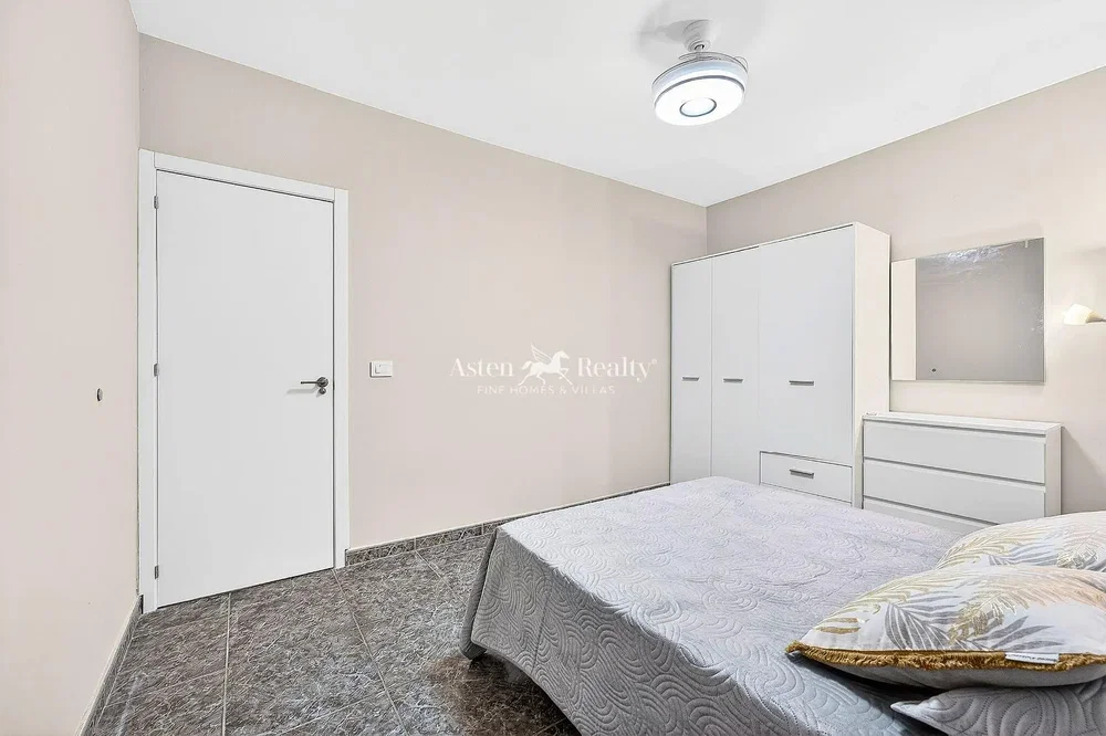 Sala de estar; chão de madeira, luz natural, estilo moderno