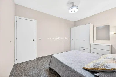 Sala de estar; chão de madeira, luz natural, estilo moderno